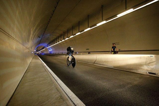 Froome blasts through the tunnel early in his time trial