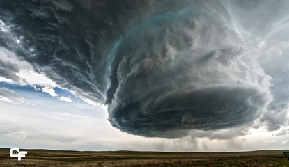 Storm chasers capture unbelievable-looking supercell thunderstorm on camera