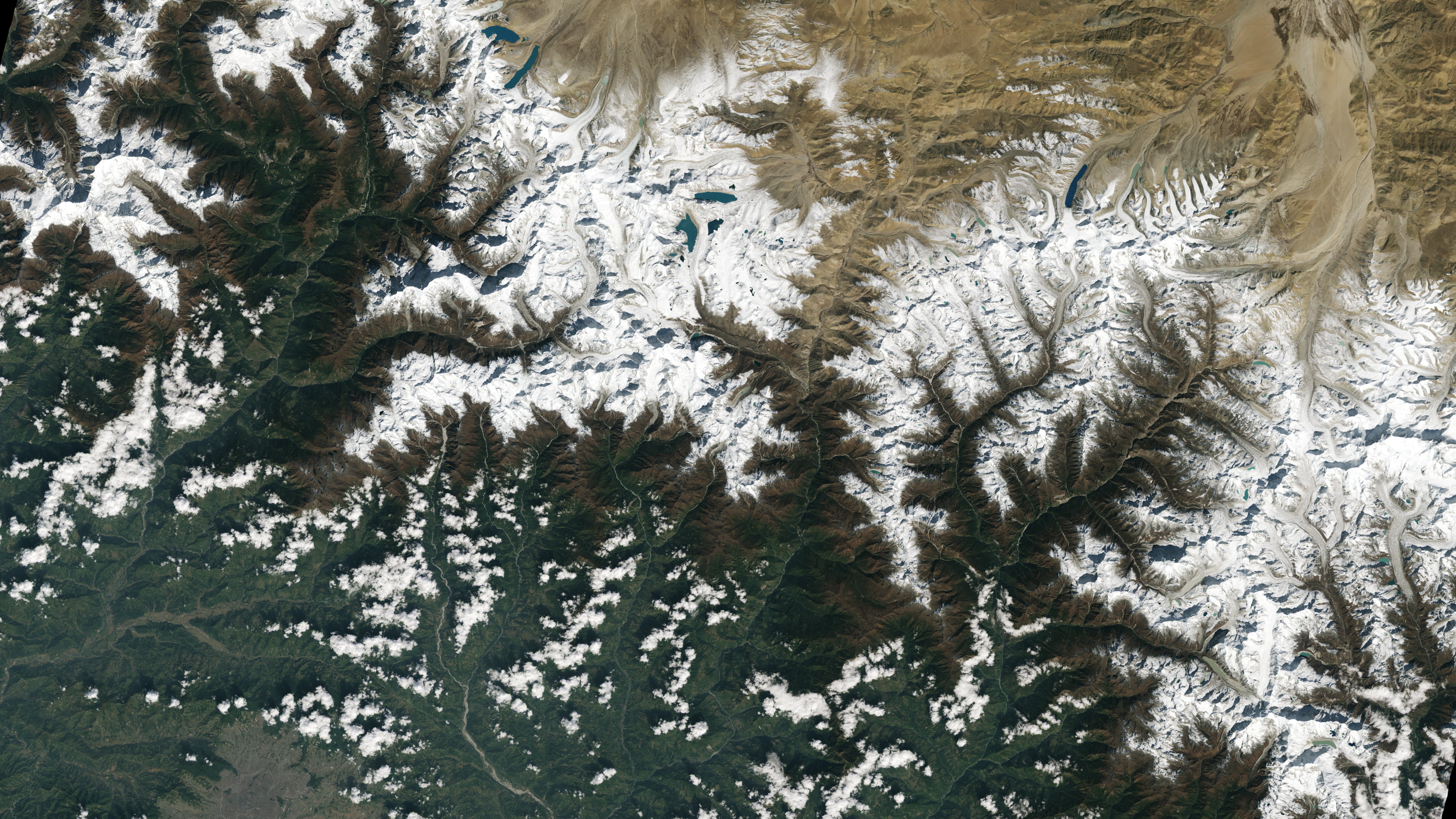 Die Stadt Kathmandu, Nepal, unten links in diesem Landsat 9-Bild zu sehen, liegt in einem Tal südlich des Himalaya-Gebirges zwischen Nepal und China.  In der oberen Mitte dieses Bildes sind Gletscher und die durch Gletscherschmelzwasser gebildeten Seen zu sehen.