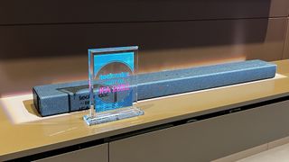 Der TechRadar best of IFA 2022 Award neben der TCL X937U soundbar.