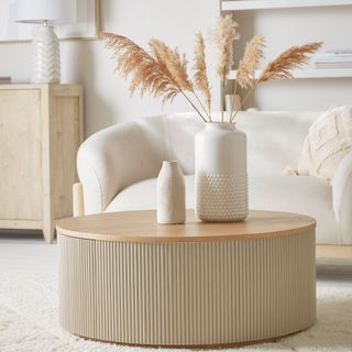 Neutral living room with coffee table and pampas grass