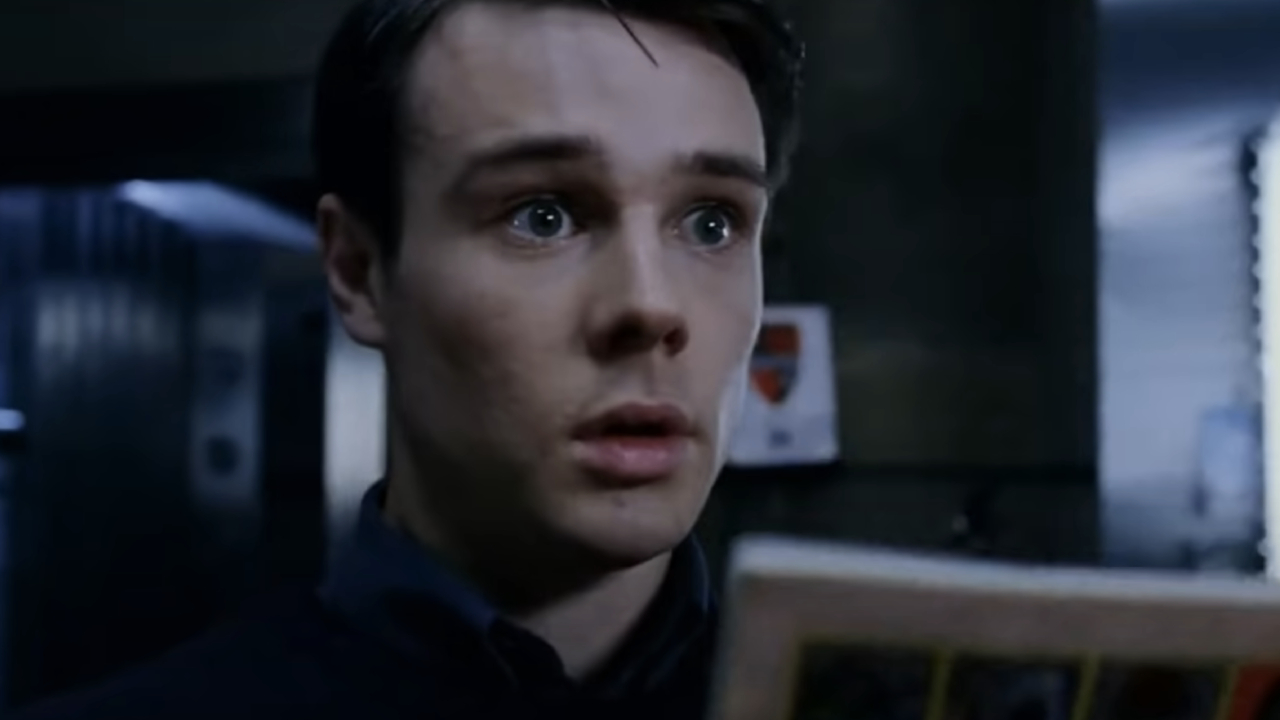 Rupert Evans como John Myers parecendo atordoado em Hellboy