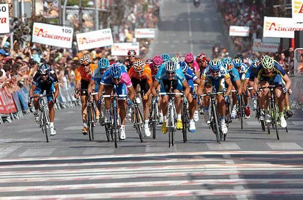 The sprint opens up on the long, straight boulevard