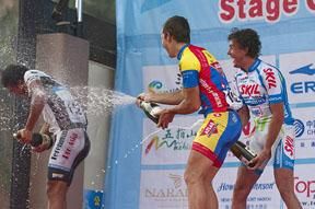 Stage runner-up Harif Saleh (left) of Terengganu Cycling Team copped the spray from winner Kenny Van Hummel (Skil Shimano) and third-placed Peter Erdin (Atlas Personal/Jakroo).