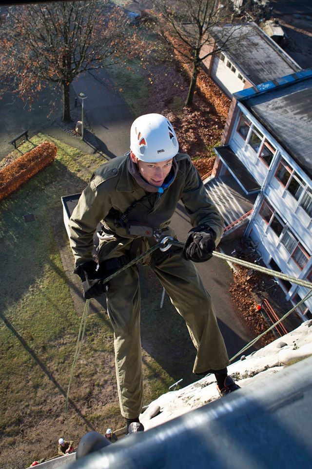 Robert Gesink does some abseiling
