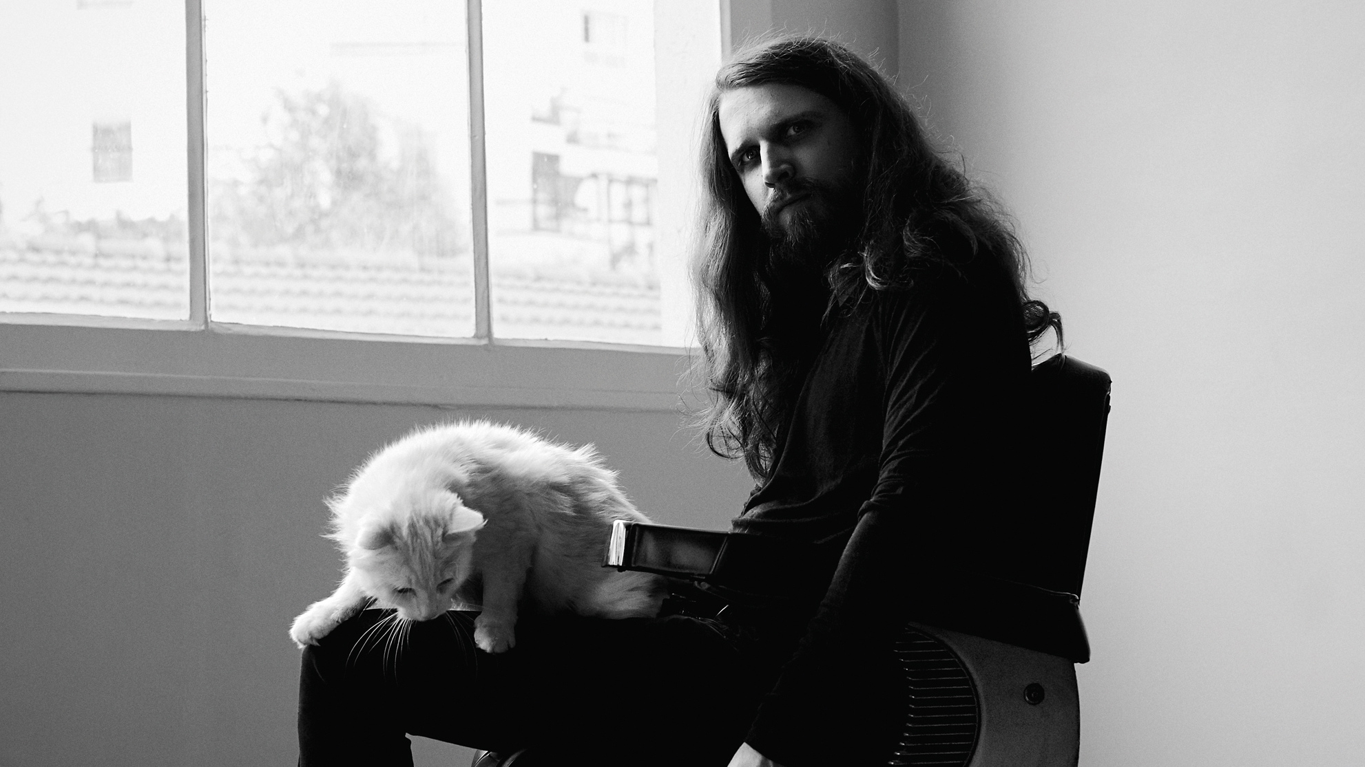 Artist Valnoir with his cat