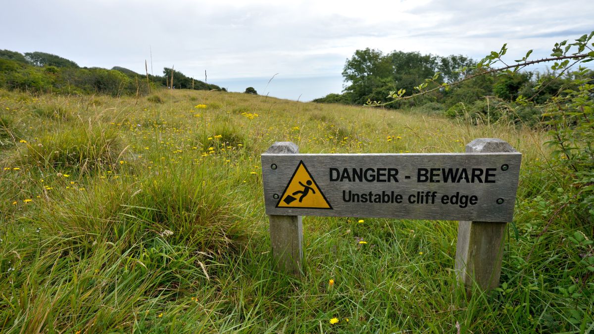 &#039;Unstable cliff edge&#039; sign on Devon coastal path