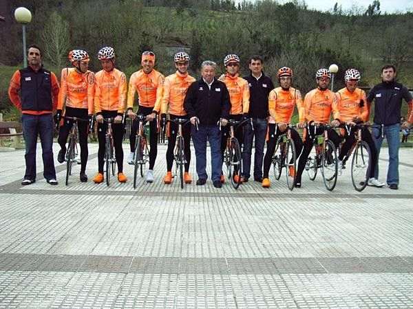 Euskaltel Euskadi riders prepare for their training session on the Pais Vasco route.