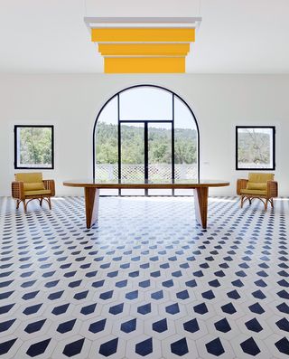‘Sunshine’ table, specially designed for the space, and ‘Cap Martin’ chairs