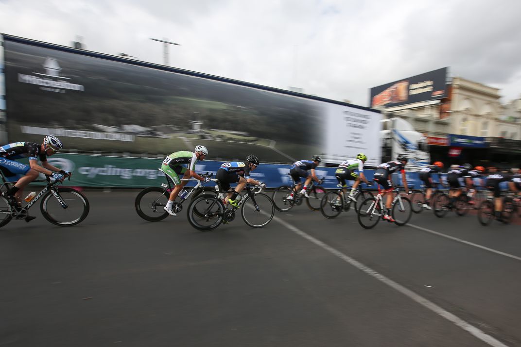 The bunch strings out under the pace