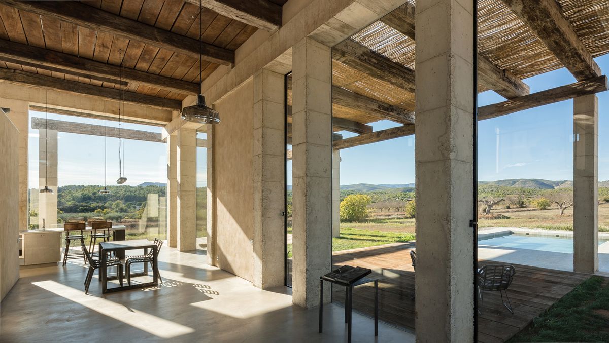 Cette maison de vacances hispano-toscane est conçue pour ressembler à un temple grec, avec une touche industrielle