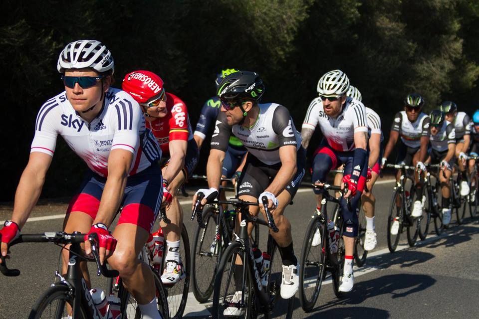 Bradley Wiggins has a chat behind Bernhard Eisel