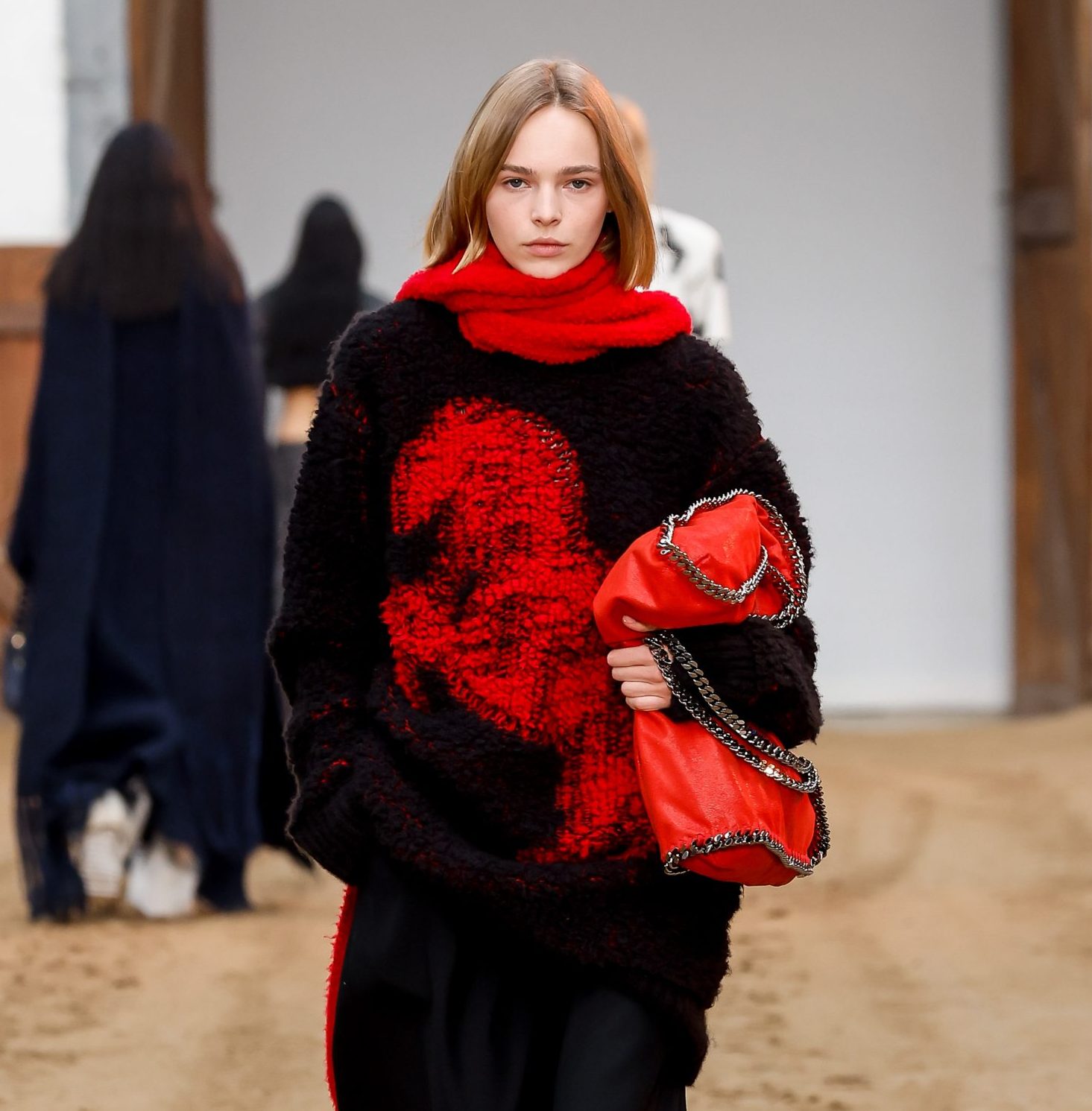 McCartney_AW23_Runway_Press_look28-scaled-e1692707145130.jpg