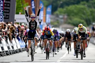 Itzulia Women: Dominika Włodarczyk seizes first WorldTour victory as attackers narrowly hold off rapidly chasing race leader
