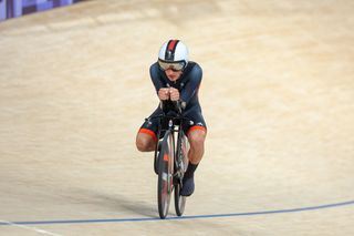 Ethan Hayter riding on the top tube of his bike at the Paris Olympics