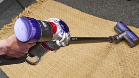 Dyson V8