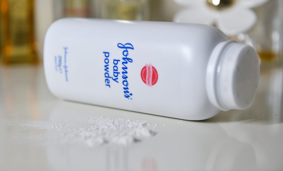 12 genius things you can do with talcum powder