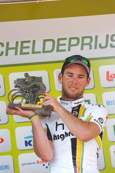 Mark Cavendish (HTC-Highroad) shows off his trophy