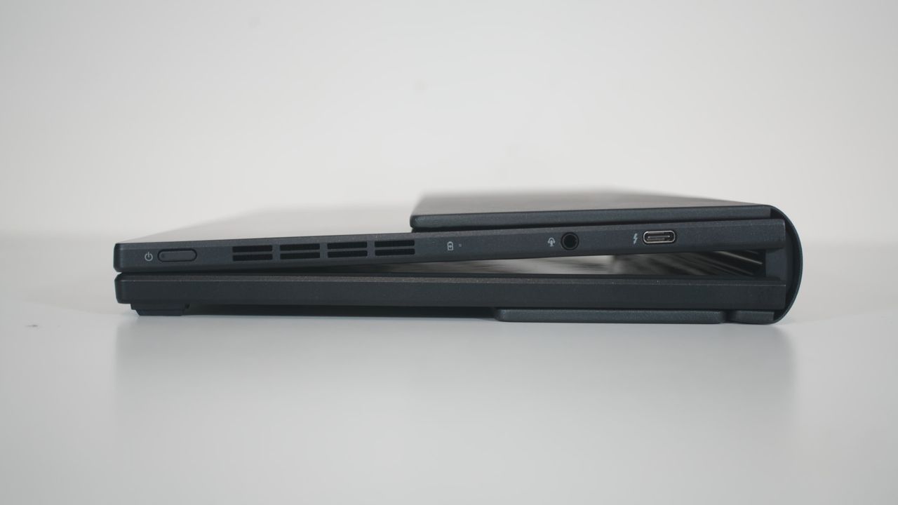 ASUS Zenbook 17 Fold (UX9702)
