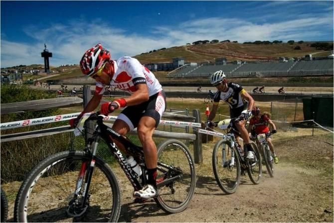 Geoff Kabush (Scott/3-Rox) trailing Kohei Yamamoto (Specilized) early in the race