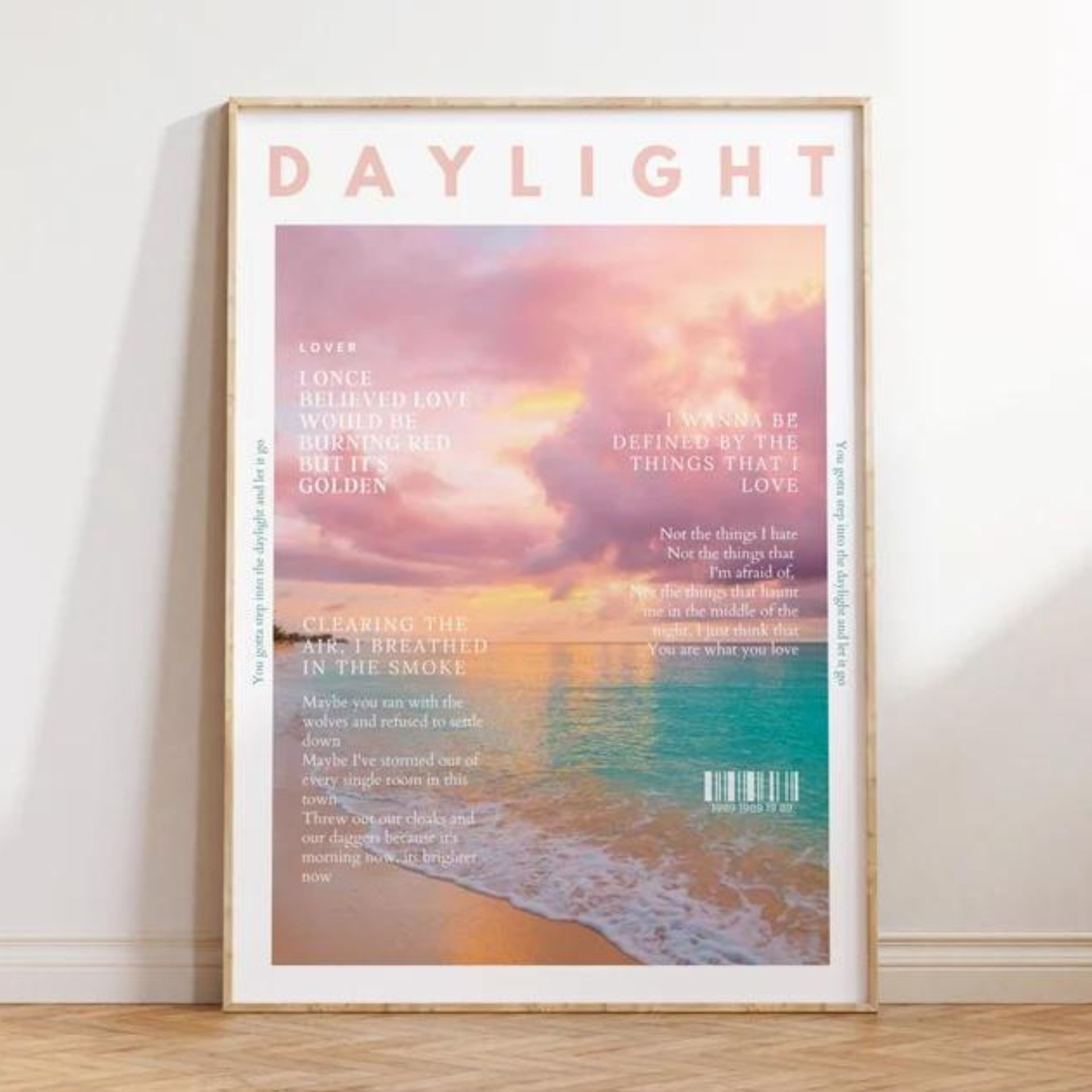 Poster dengan pemandangan pantai berwarna pastel saat matahari terbenam