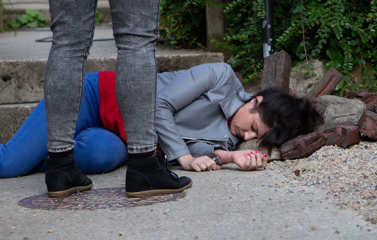 Kerry falls and hits her head in Emmerdale