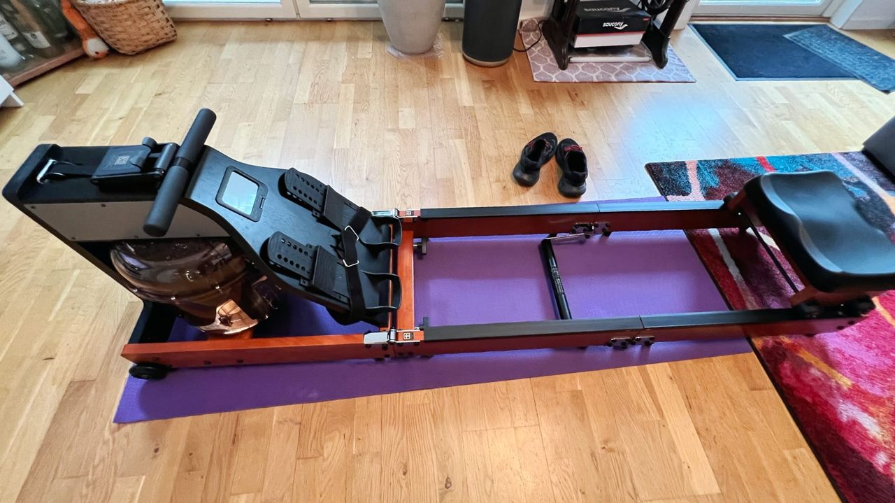 Kingsmith Rowing Pad Pro hopf&auml;llbar roddmaskin i vardagsrum