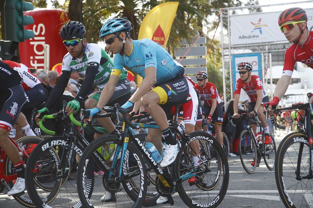 The peloton rolls out for the start of stage 1 at Volta ao Algarve
