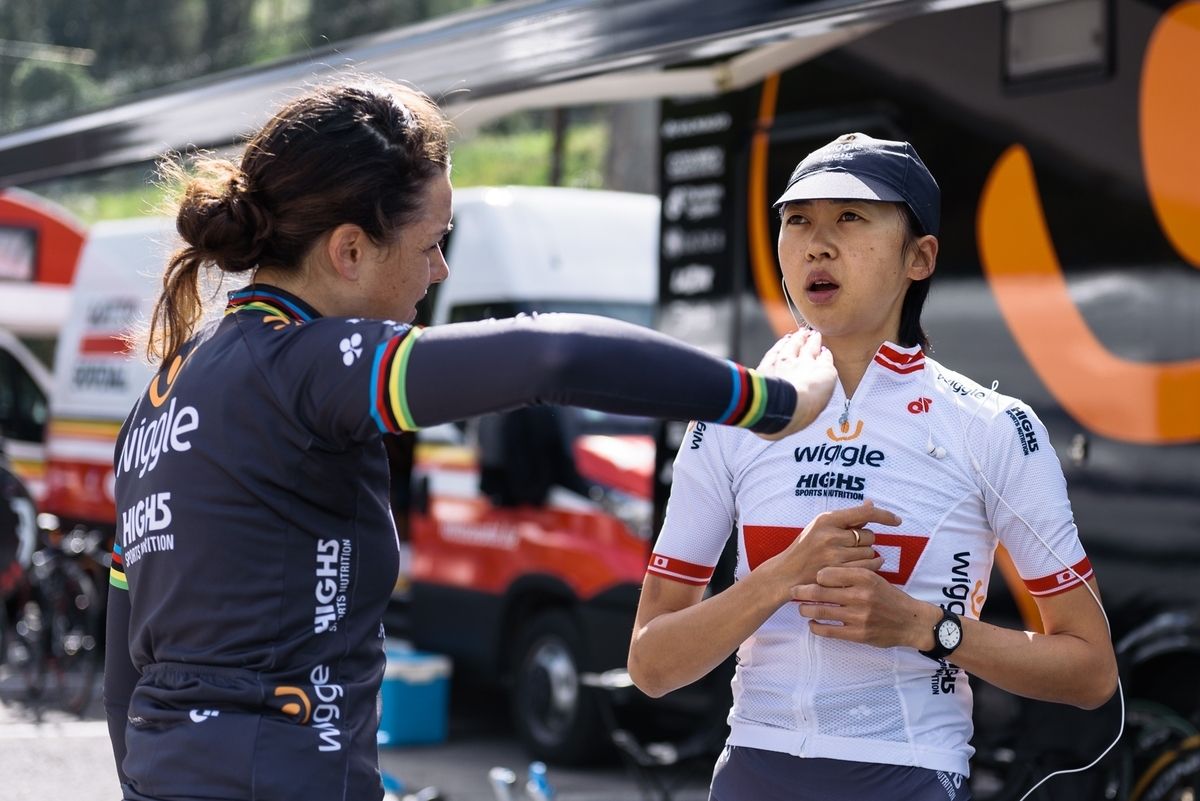Audrey Cordon and Wiggle High5 teammate Mayuko Hagiwara chatting