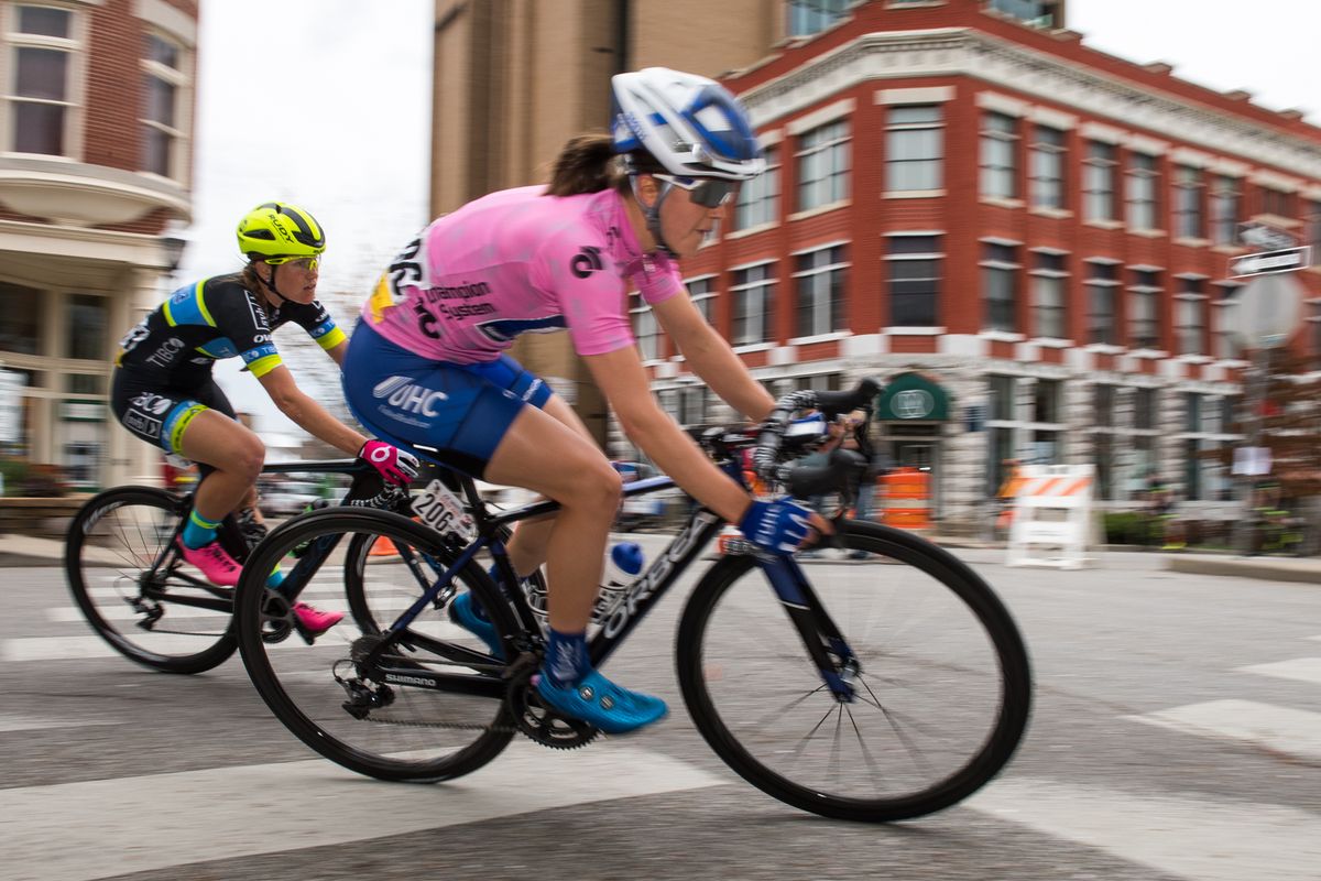Ruth Winder (UHC) in the leader's jersey