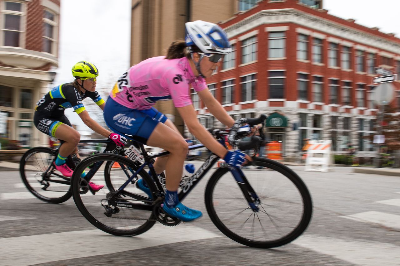 Ruth Winder (UHC) in the leader's jersey