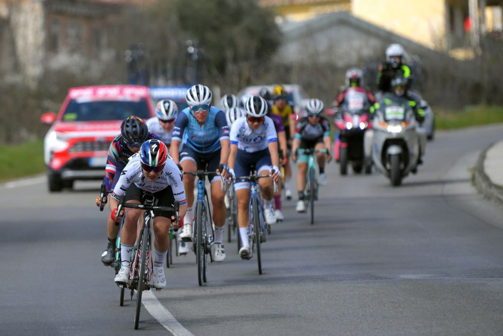 Ashleigh Moolman-Pasio controls the chase