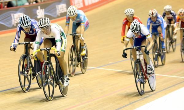 Belinda Goss (Australia) tows round the bunch in the points race qualifier