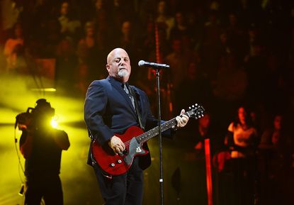 Billy Joel dedicates "The Entertainer" to Donald Trump