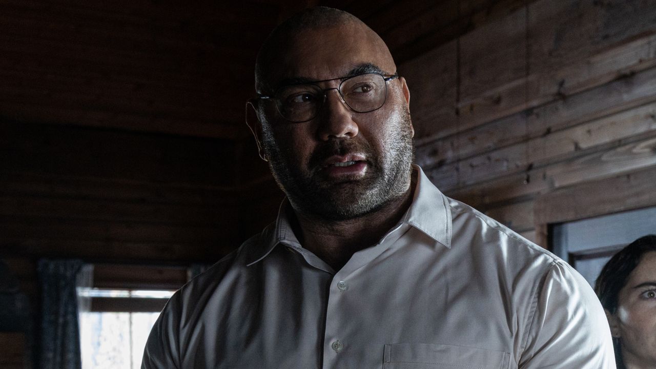 Knock At The Cabin Trailer Reveals An Apocalyptic Twist In The New M ...