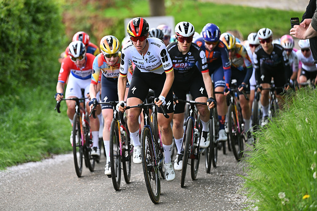 El pelotón en las últimas vueltas de la 12.ª Amstel Gold Race Ladies Edition 2026 (Foto de Luc Claessen/Getty Images)