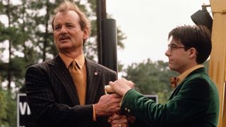 Beste Wes Anderson-film: Bill Murray og Jason Schwartzman holder på en spade i filmen Rushmore