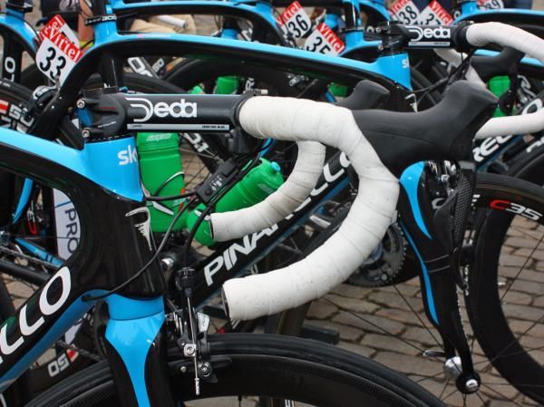 Bradley Wiggins (Sky) runs his Shimano Dura-Ace Di2 levers fairly low on the bars.