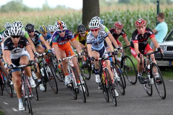 Erinne Willock (Tibco) and Sandra van Veghel (SRAM-WV Eemland) sit at the front of the bunch