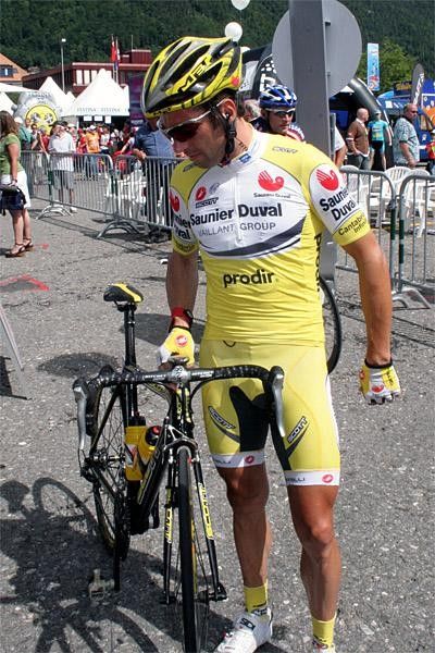 Gilberto Simoni gets his bike.