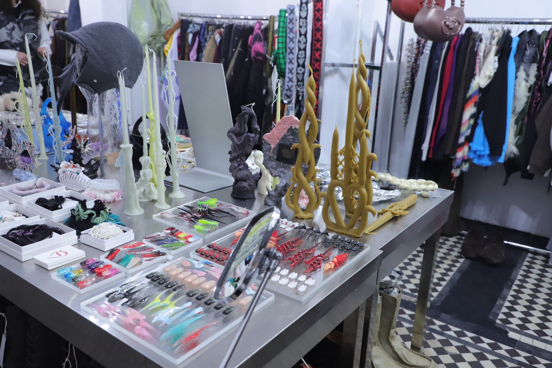 VJNDuyy4foian8CDUu9Ct4-320-80 APOCのロンドン秘密ポップアップは奇妙で素晴らしいファッションの珍品店です