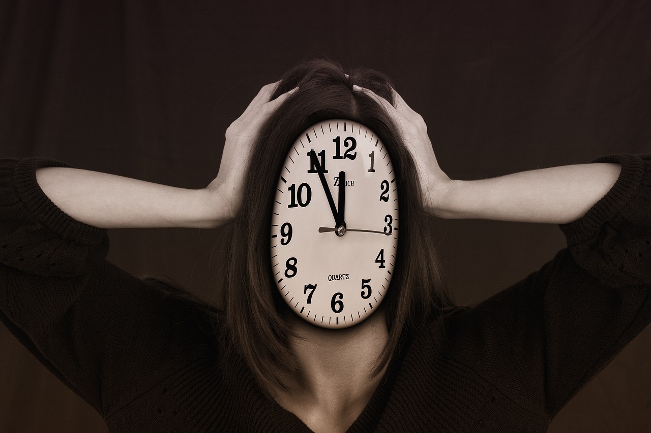 Pixabay | geralt; Werden Zeit und Leistungsdruck im Job zu groß, entsteht Stress, der sich oft negativ auf mentale und körperliche Gesundheit auswirkt.