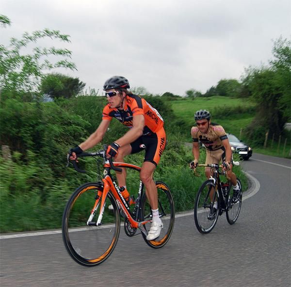 Przemyslaw Niemiec (Miche) leads David Gutierrez Gutierrez (Footon-Servetto) during the break of the day.