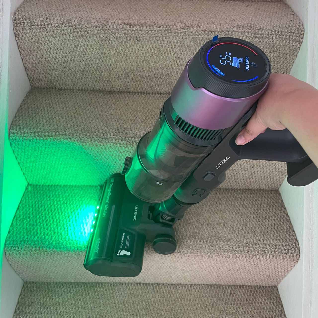 Using the Ultenic U20 cordless vacuum to vacuum carpeted stairs