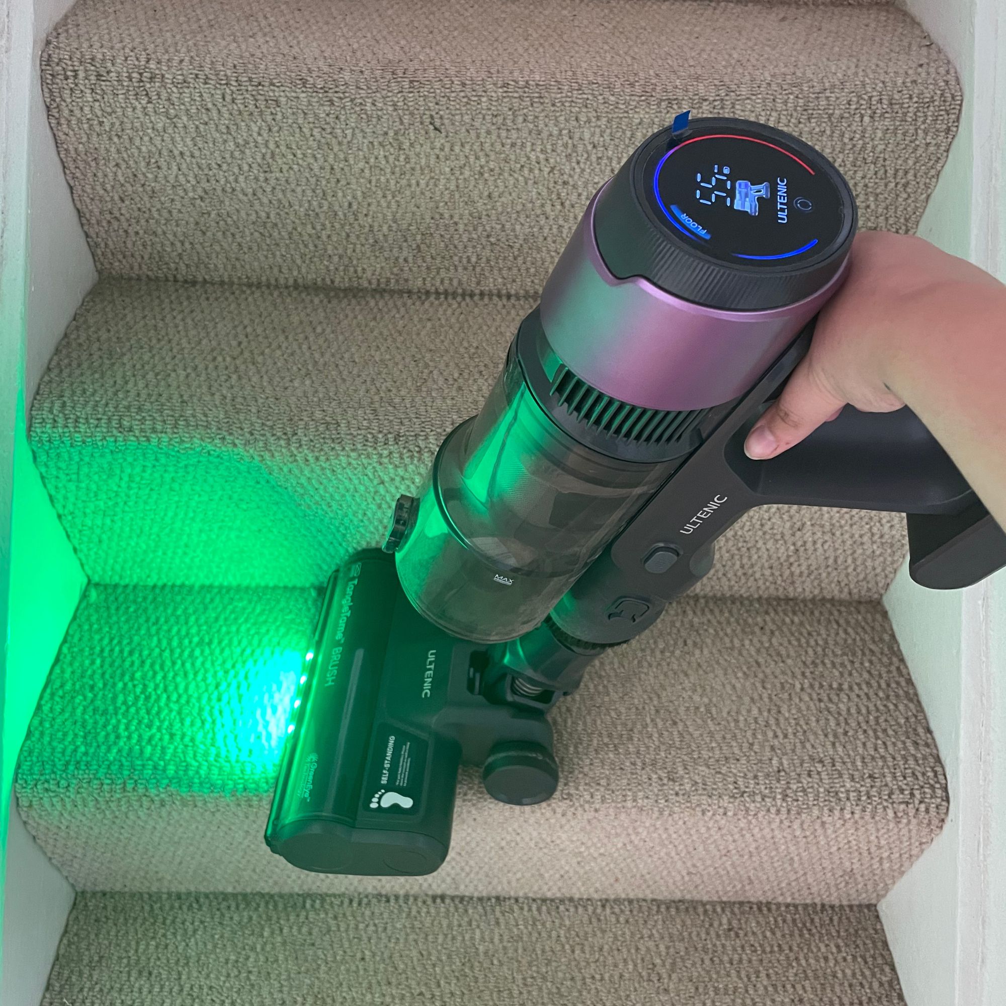 Using the Ultenic U20 cordless vacuum to vacuum carpeted stairs