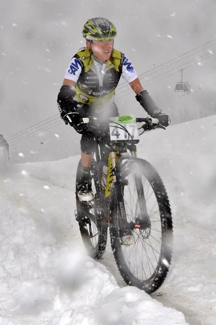 Women's winner Sally Bigham in the snow during the AlpenTour Trophy