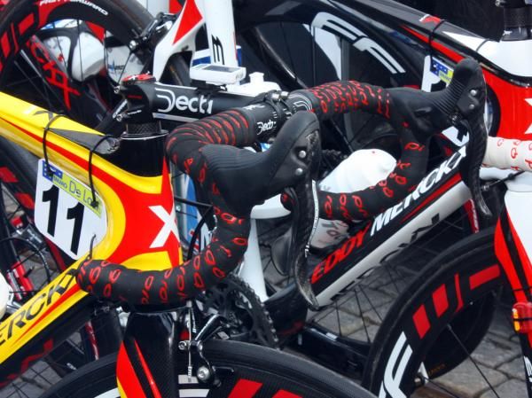 Tom Boonen (Quick Step) has finally moved away from his usual FSA handlebars and is now using Deda Elementi's new Rapid Hand Movement bend.