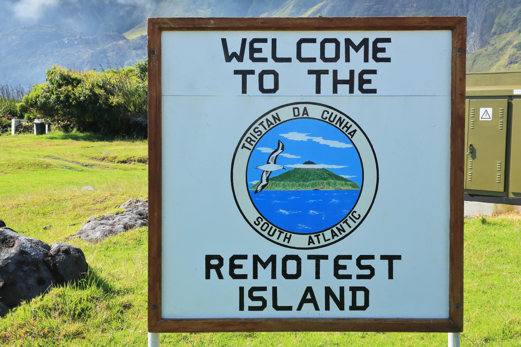 Un panneau sur Tristan da Cunha qui dit : Bienvenue sur l'île la plus reculée. Il y a une illustration de l'île sur le panneau.