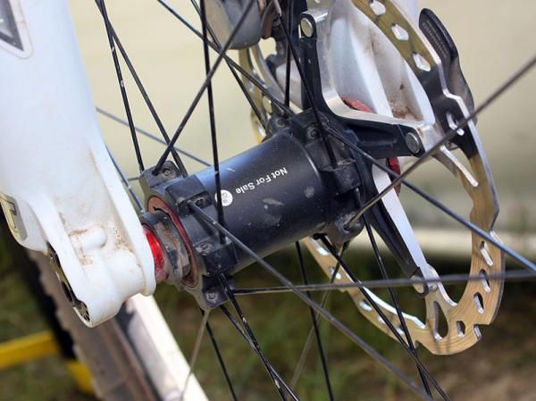Shimano hasn't yet announced a 15mm thru-axle version of its XTR front wheel but it looks like it's coming soon.