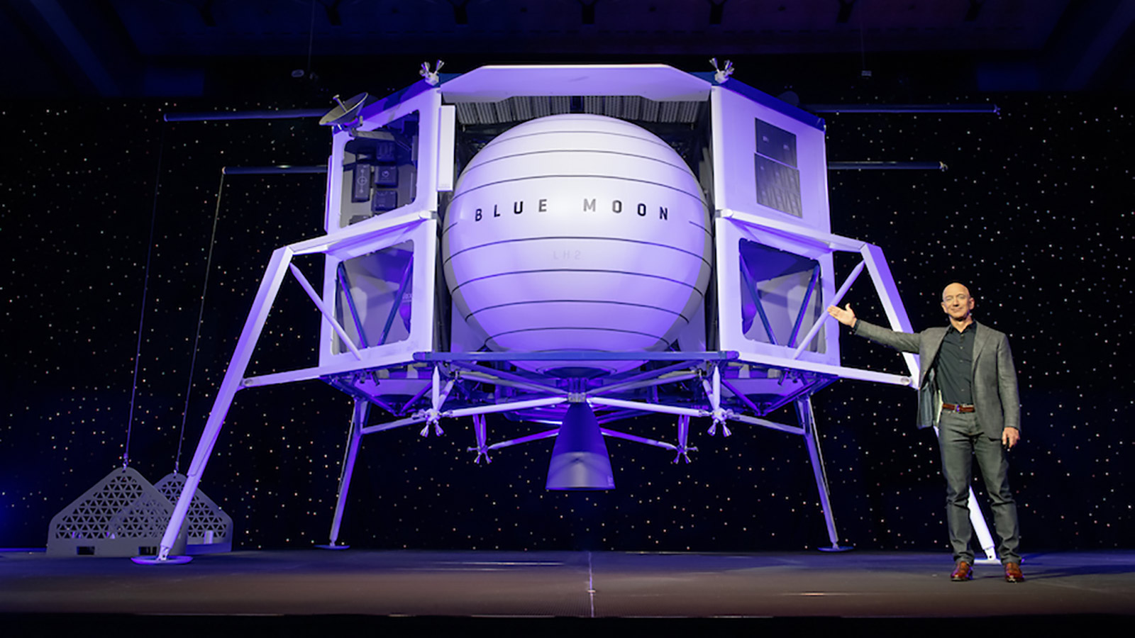 Джефф Безос стоит рядом с Blue Moon, предполагаемым лунным посадочным модулем Blue Origin